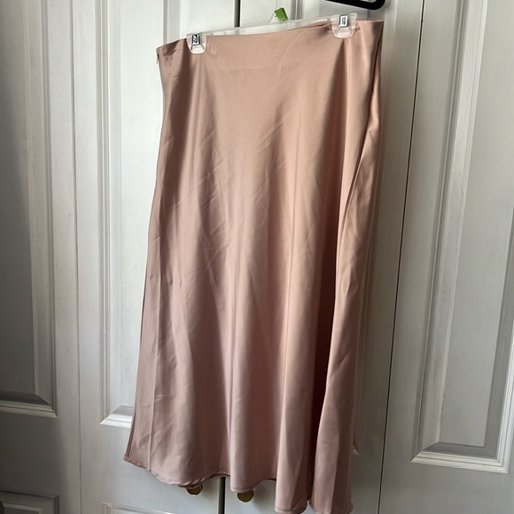 H&M Dresses & Skirts - H&M dusty rose midi aline skirt size L